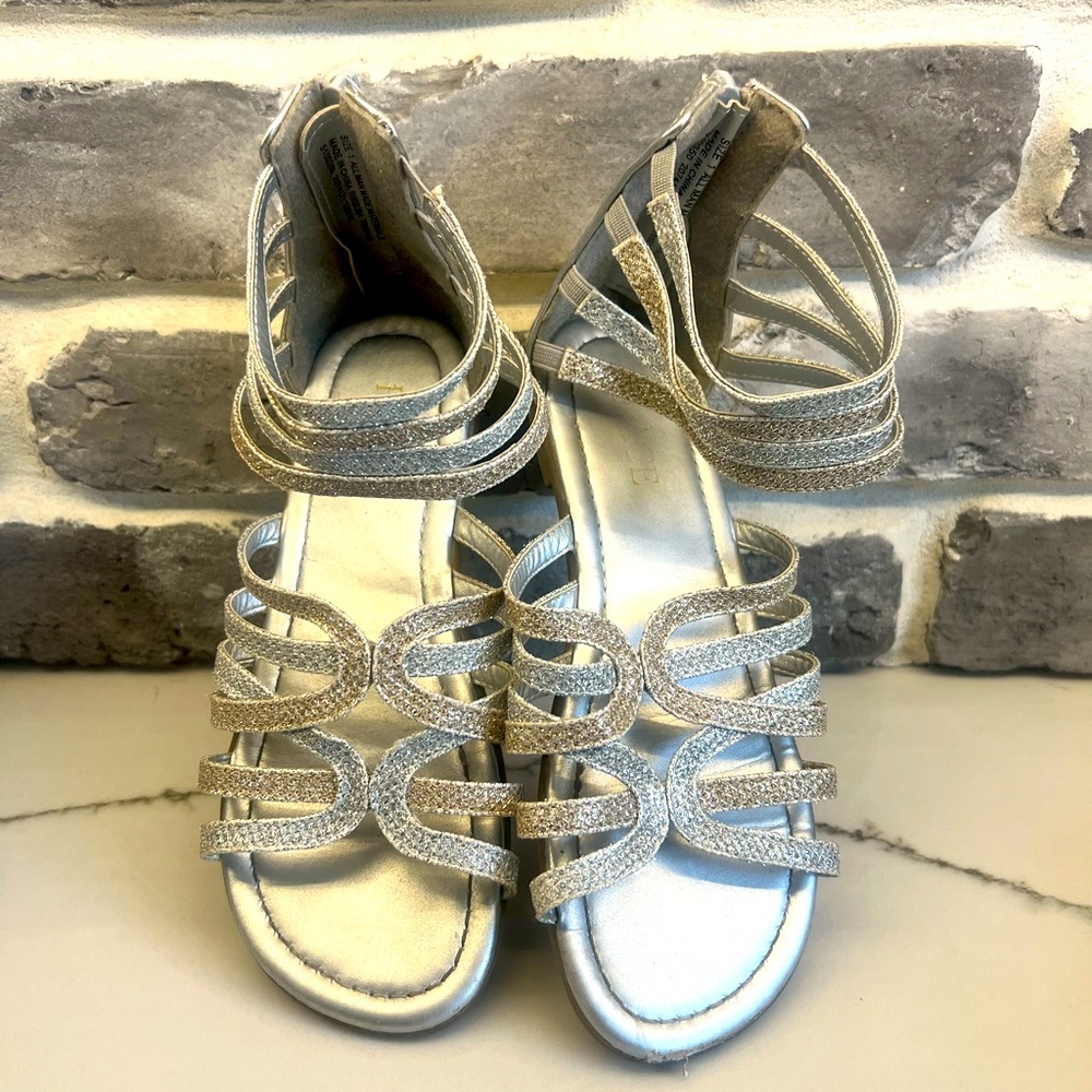 VGUC Silver and Gold Strappy Dress Sandals Size 1 Cat & Jack